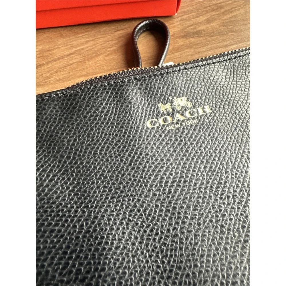 Coach Corner Zip Wristlet in CrossGrain Leather F58032‎ Gold/Black